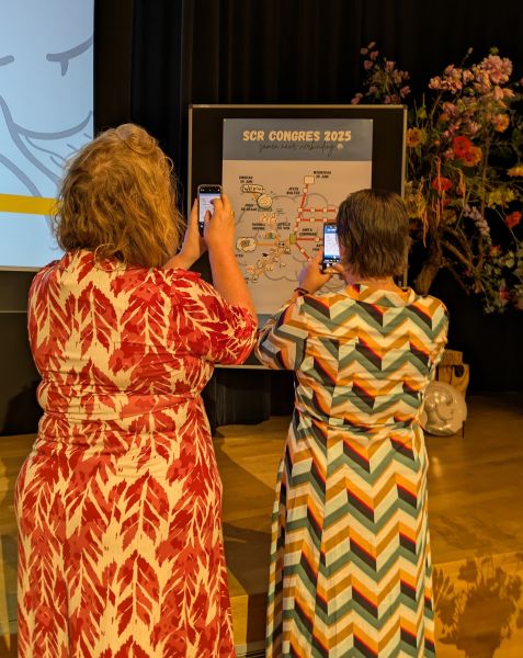 deelnemers congres maken fotos