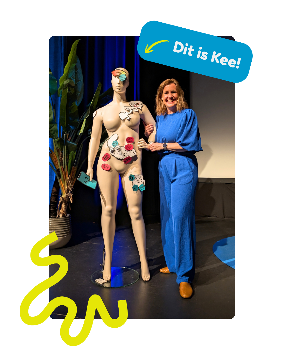 Dagvoorzitter Manon met paspop Kee zorgcongres